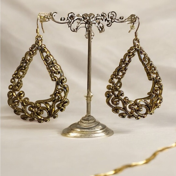 Gold tone Filigree Lacy Teardrop dangle Earrings like new - Picture 1 of 3